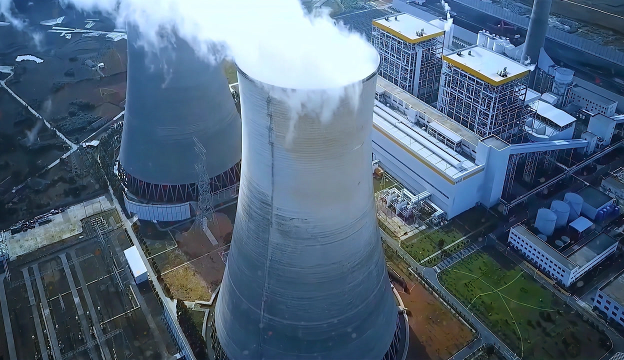 航拍壯觀的發(fā)電廠,冷卻塔太高太壯觀,你猜1天能發(fā)多少電?