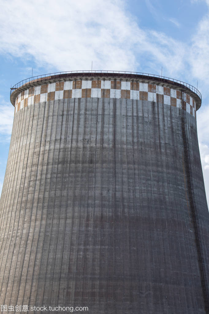 冬熱電站蒸汽冷卻塔在藍天背景下的作用與美學